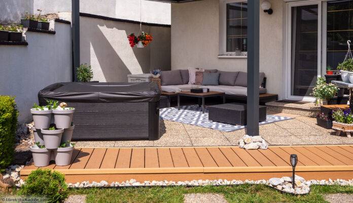 Terrasse mit Teppich und Whirlpool Terrasse mit Teppich und Whirlpool