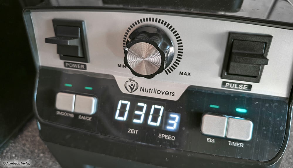 Der Standmixer von Nutrilovers ist nicht nur ausgesprochen kraftvoll, sondern dank Tasten auch einfach und intuitiv zu bedienen
