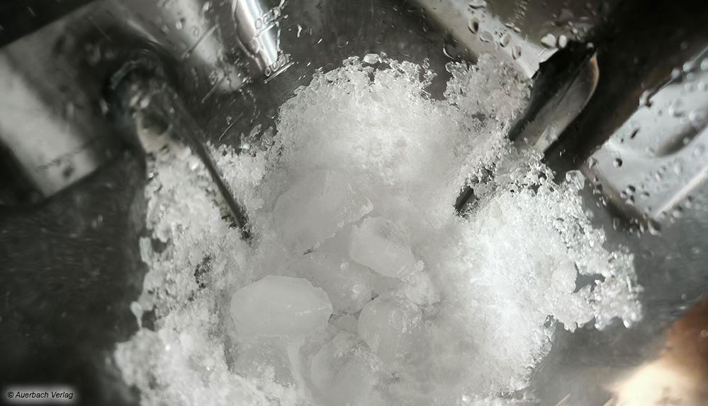 Eiswürfel crushen ist eine Königsdisziplin, die nur wenige Mixkönner beherrschen. Hier bleiben unten noch Reste der Eiswürfel übrig, am Rand ist schon gut gecrusht