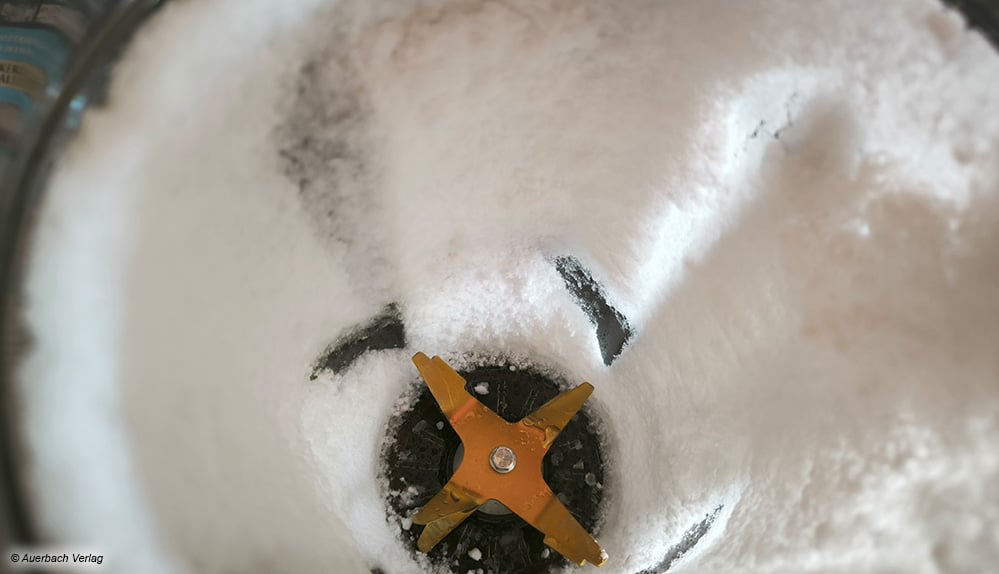 Zweites Beispiel für einen nicht ganz geglückten Eiscrush-Versuch: Die Würfel sind weg, aber statt Crusheis gibt es vielmehr eine Art pappigen Schnee