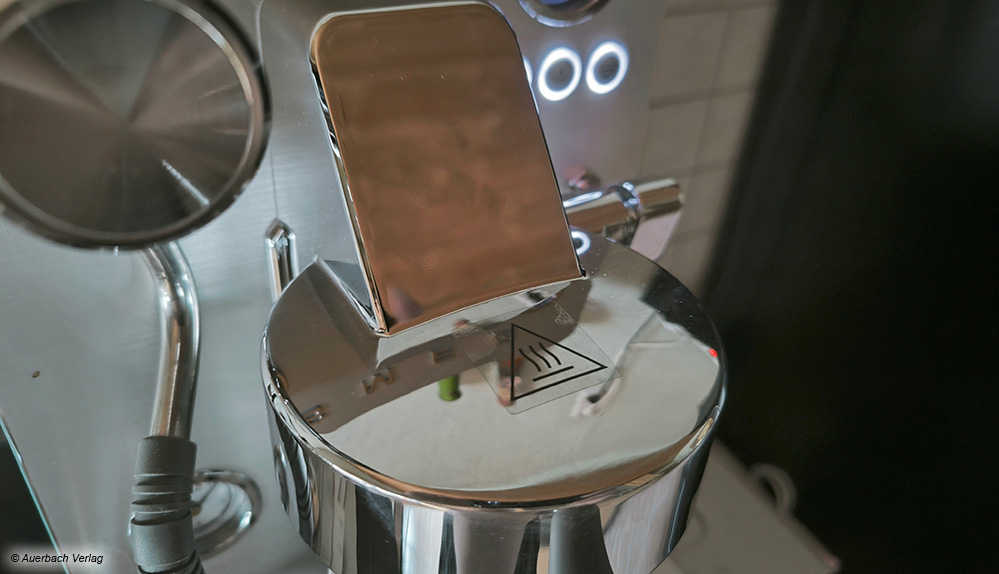 Der Triple-Thermoblock der Smeg EMC02 kann im Test überzeugen. Natürlich sollten Sie hier aufpassen: Das Metall um den Siebträger wird sehr heiß 
