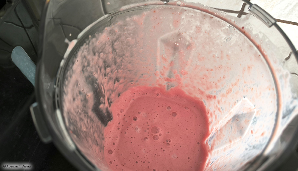 Schöne Erdbeermilch aus gefrorenen Erdbeeren und Milch erzeugen alle Standmixer im Test. Mitunter unterscheidet sich aber die Konsistenz von flüssig bis sehr cremig