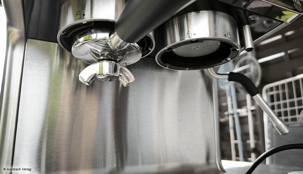 Hier geht es nahezu krümelfrei zu: Der Siebträger wird in die Mühle eingespannt, mahlen und tampern erledigt diese Maschine dann völlig allein 
