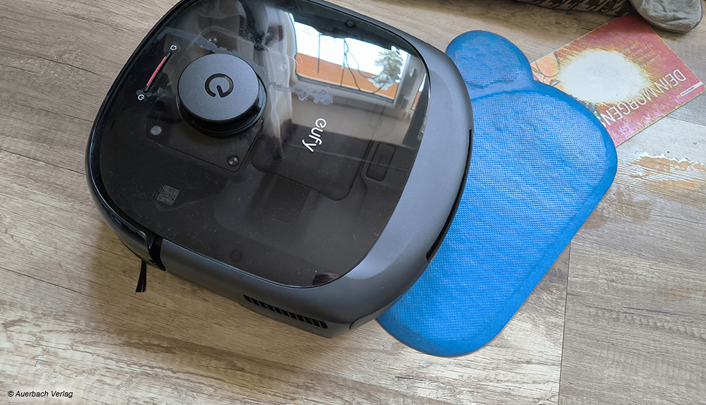 Nicht jeder Saugroboter kommt mit allen Hindernissen klar. Trotz Kamera macht sich zum Beispiel dieser Roboter über das Frühstück unseres Hundes her 
