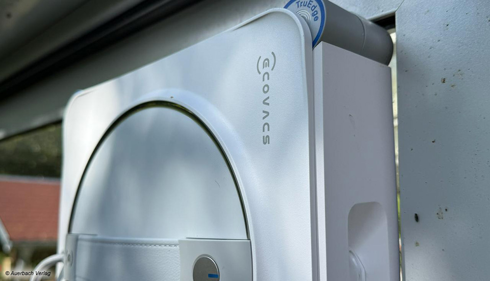 Durch die rotierenden Bürsten in den Ecken werden Fensterkanten effizienter gereinigt als mit herkömmlichen Geräten