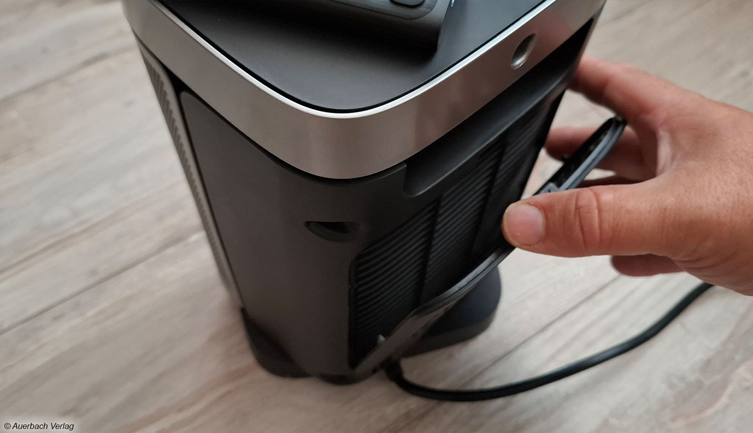 Auf der Rückseite des DREO befindet sich ein abnehmbarer Staubfilter, der durch Abspülen gereinigt werden kann