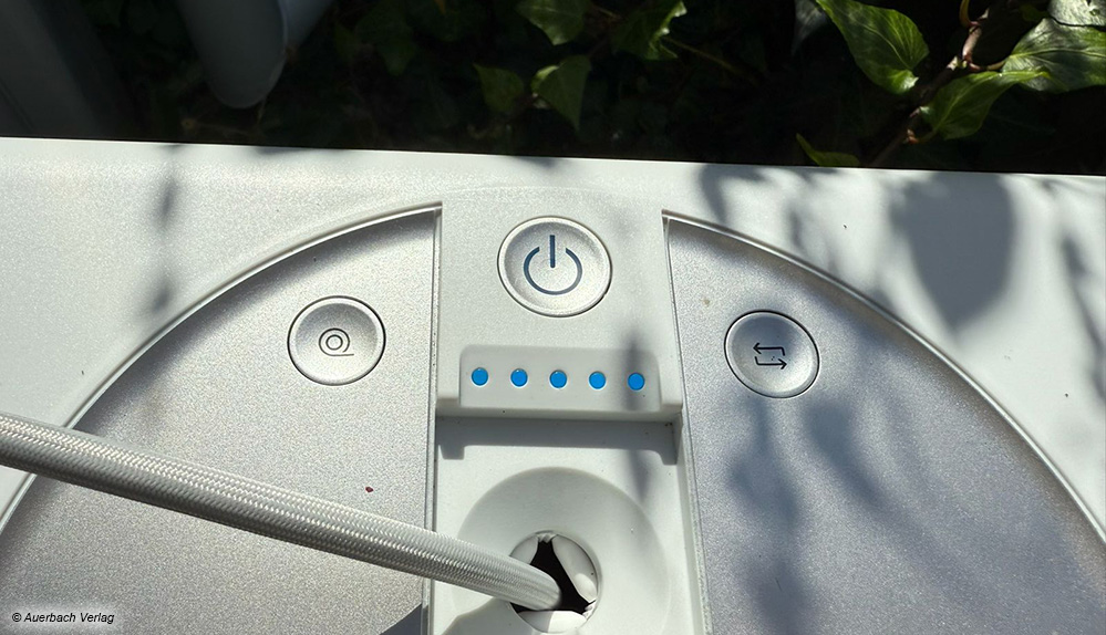Der Fensterputzroboter kann über die integrierten Tasten manuell bedient werden. Eine Steuerung über die zugehörige App bietet jedoch zusätzlichen Komfort