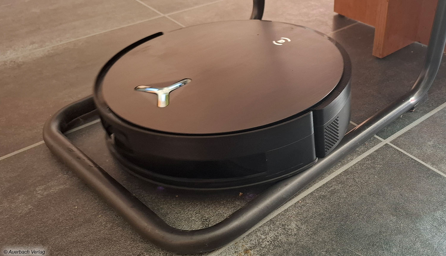 Gefangen: Im Rahmen der Testdurchläufe zeigt der Roboter wiederholt Schwierigkeiten mit Schwingstühlen, in welchen er sich gern mal festfährt