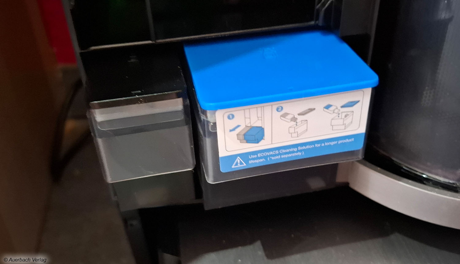 Zwei kleine Behälter sind mit Reinigungsflüssigkeit zu füllen, um eine hygienische Selbstreinigung zu gewährleisten