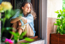 Frau sitzend im Fenster