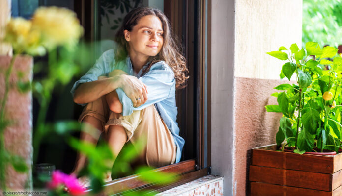 Frau sitzend im Fenster