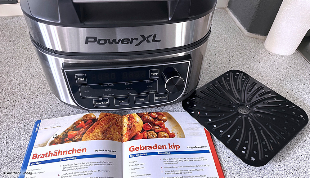 Jede Menge Inspiration, etwa zur Zubereitung von Brathähnchen, liefert das bebilderte Rezeptheft vom Multicooker Power XL