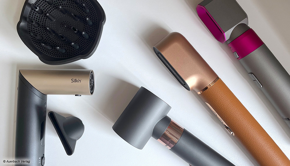 Während die meisten Modelle nur einen Föhnaufsatz haben, bietet der Silk’n (li.) einen Diffusor und eine Präzisionsdüse