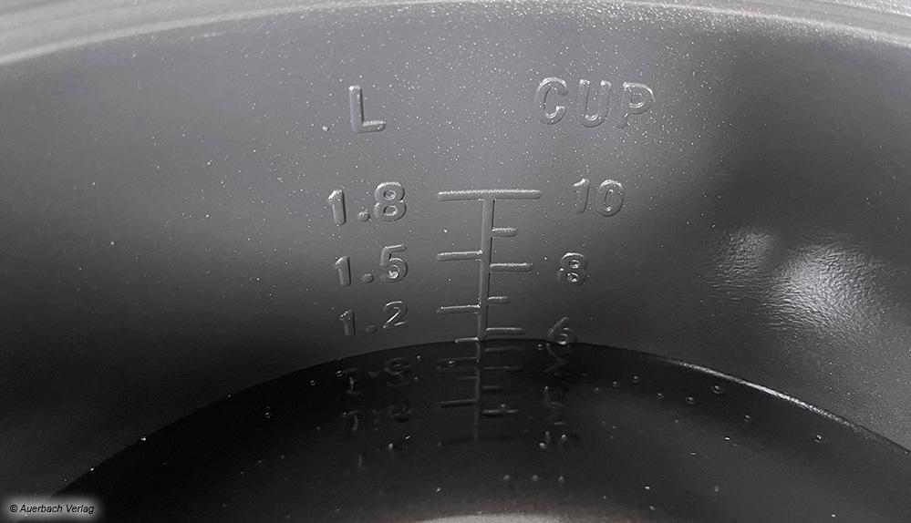 Bei Solis befindet sich an der Innenseite des Topfes eine Skala in Liter und Cups, die das Abmessen erheblich vereinfacht