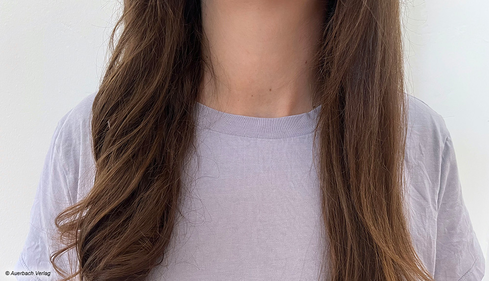 Mit dem Silk’n lassen sich sanfte Wellen mit dem Lockenaufsatz stylen (li.) oder das Haar schonend glätten mit der Paddelbürste (re.)
