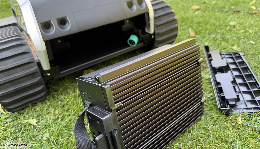 Hinter der Abdeckklappe auf der Rückseite ist die mächtige LiFePO4-Batterie zu finden