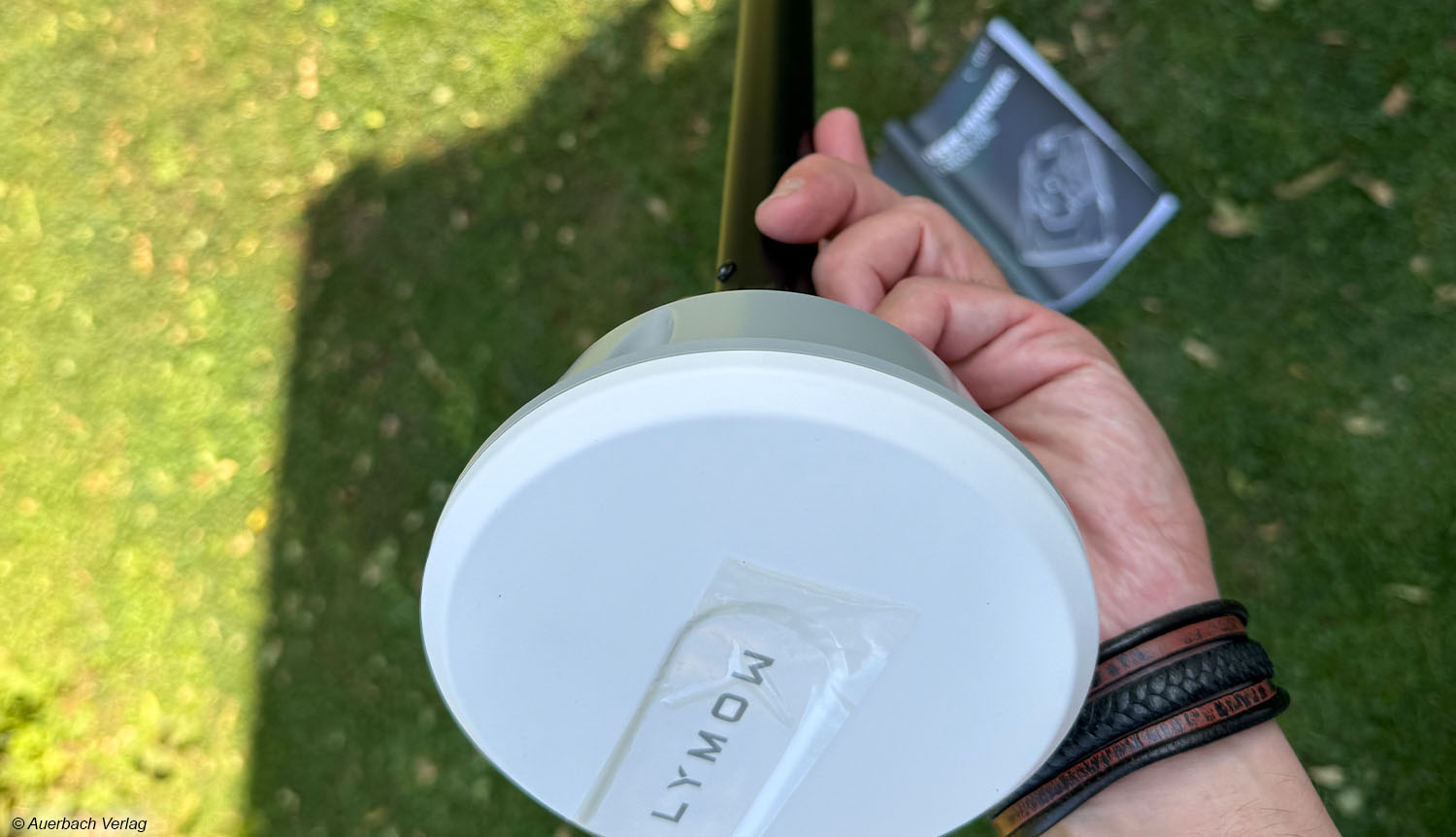 Die RTK-Antenne wird mit Wandhalterung und Bodenspieß geliefert