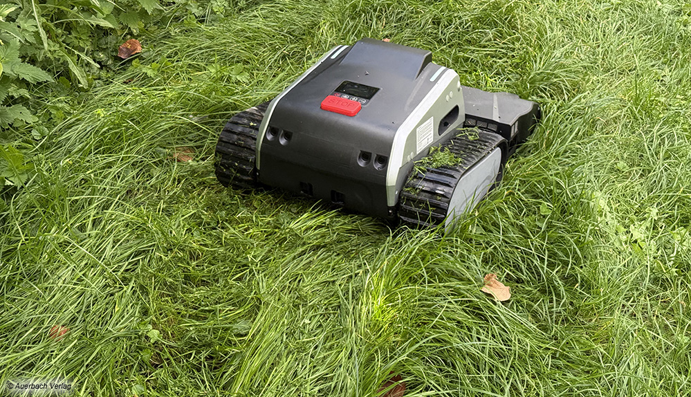 Angetrieben von einer Nennleistung von 300 W und einer Spitzenleistung von bis zu 1200 W ist Mähen von zähem und dickem Gras möglich