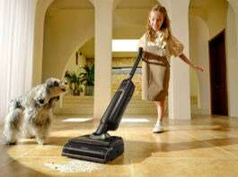 Kind und Hund mit MOVA M50 Ultra