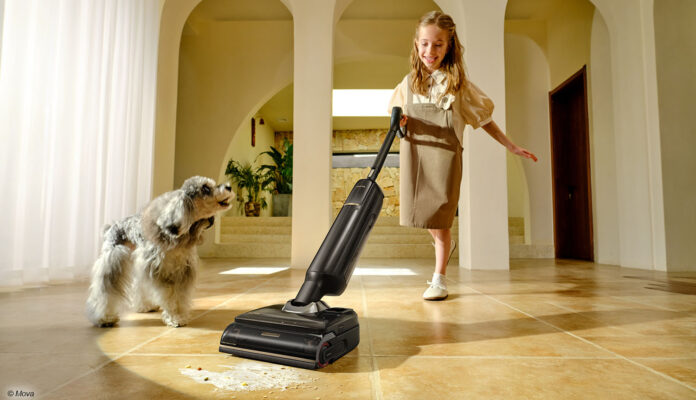 Kind und Hund mit MOVA M50 Ultra