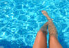 Pool mit Beinen im Wasser