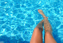 Pool mit Beinen im Wasser