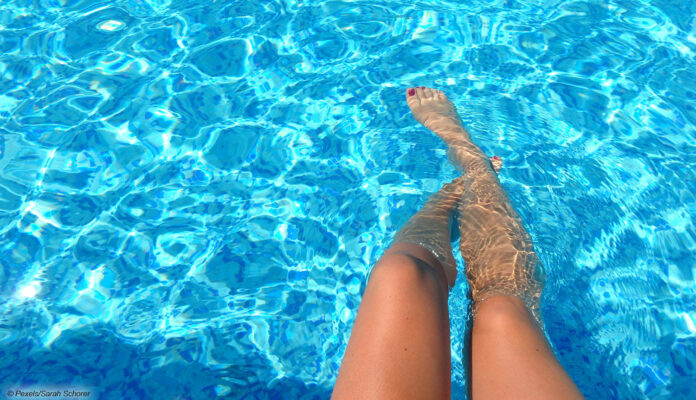 Pool mit Beinen im Wasser