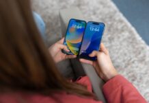 Vodafone Frau mit Smartphone in den Händen