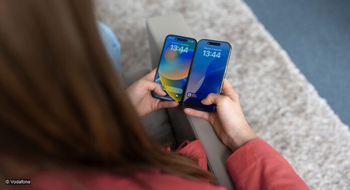 Vodafone Frau mit Smartphone in den Händen