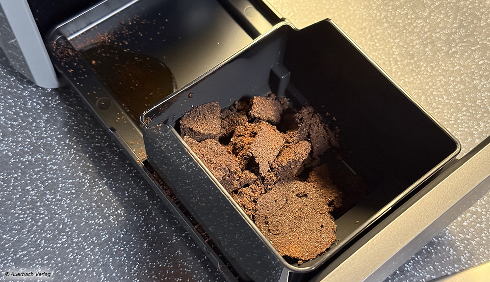 Die Trester im Kaffeesatzbehälter sind trocken und fest zusammengepresst
