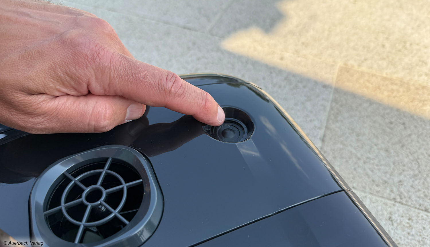 Über den Knopf an der Oberseite erfolgt das Ein- und Ausschalten des WYBOT C2 Vision