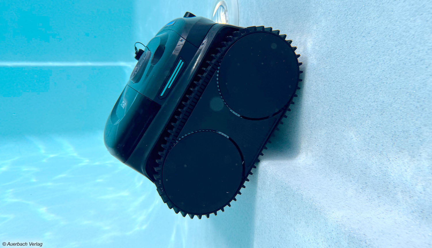 Probleme gibt es an der Trittstufe am Beckenrand. Diese wird erst überwunden, wenn sämtliche Luft aus dem Inneren der Poolroboters entwichen ist