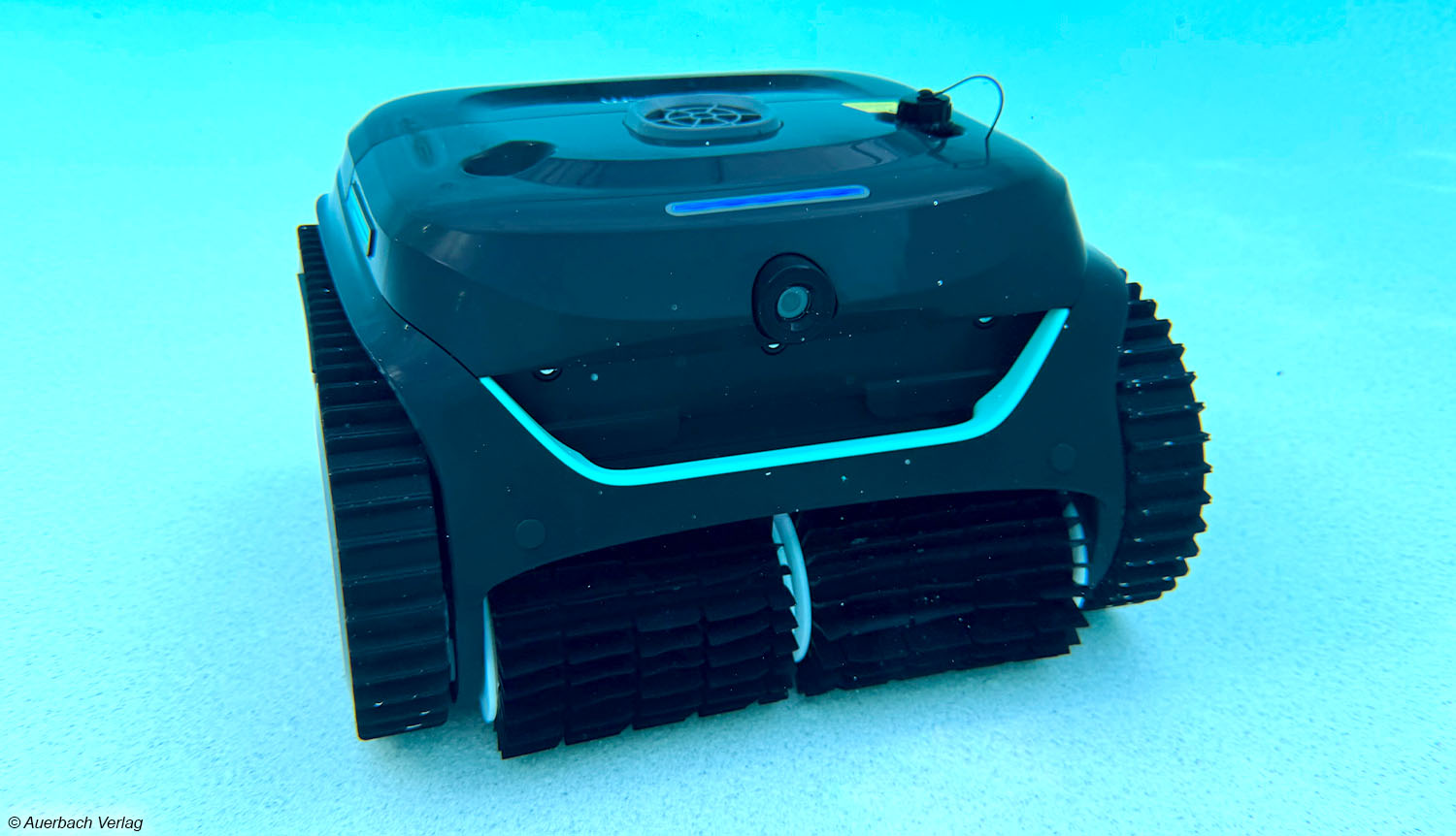 Die LED-Leiste an der oberen Seite gibt farblich Informationen über den Zustand des Roboters. Im Betrieb leuchtet sie blau