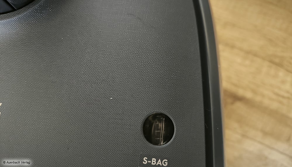 Clever: AEGs optische Kontrolle für den Staubbeutel. Hier erkennt man, wenn der Beutel voll ist und gewechselt werden muss