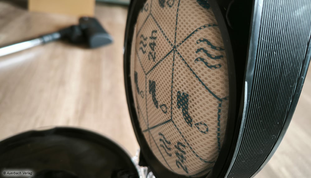 Beutellose Geräte nutzen zahlreiche Filter, um genau wie Beutelsauger möglichst wenig Staub in die Luft zu blasen. Diese sind sogar waschbar 
