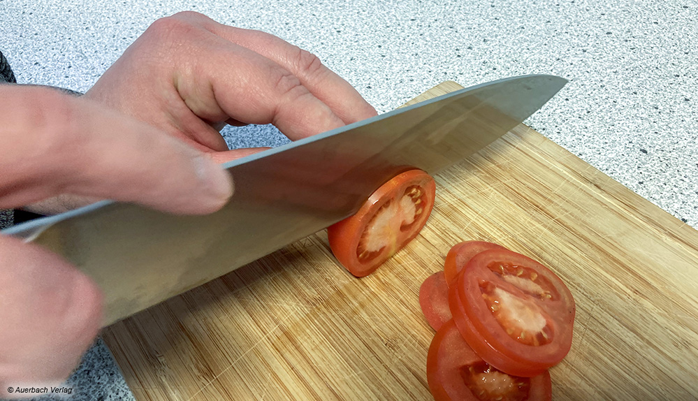 Selbst durch die Tomatenschale gleiten die frisch geschärften Klingen problemlos, ohne das Innere des Gemüses zu quetsch